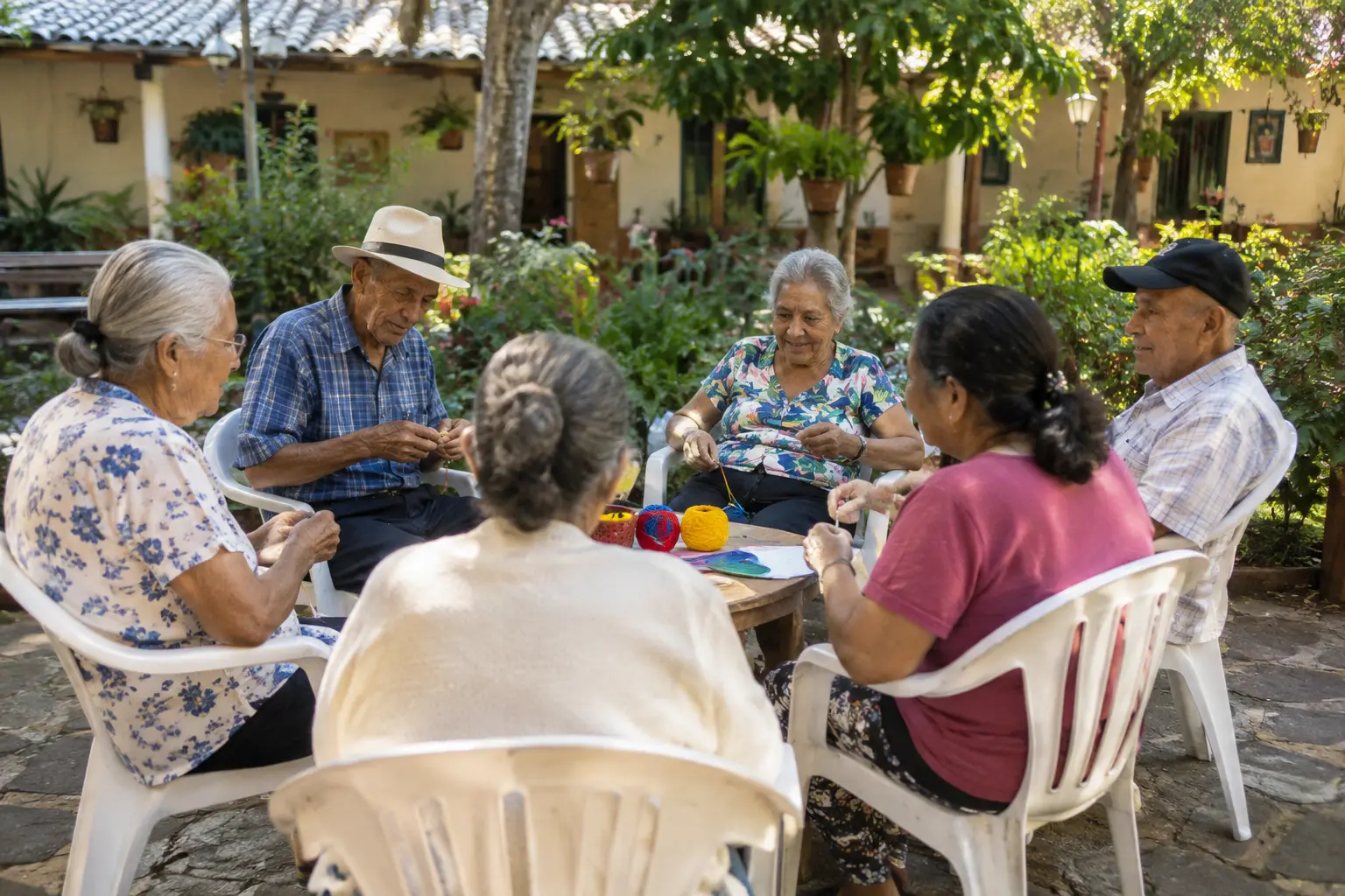 Grupo de adultos mayores en actividad comunitaria en un centro día