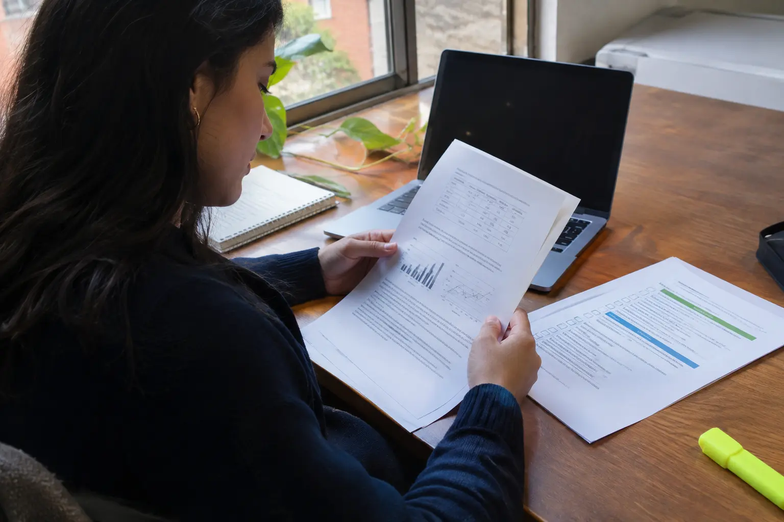 Estudiante revisando la documentación de un dataset y una lista de verificación de equidad algorítmica
