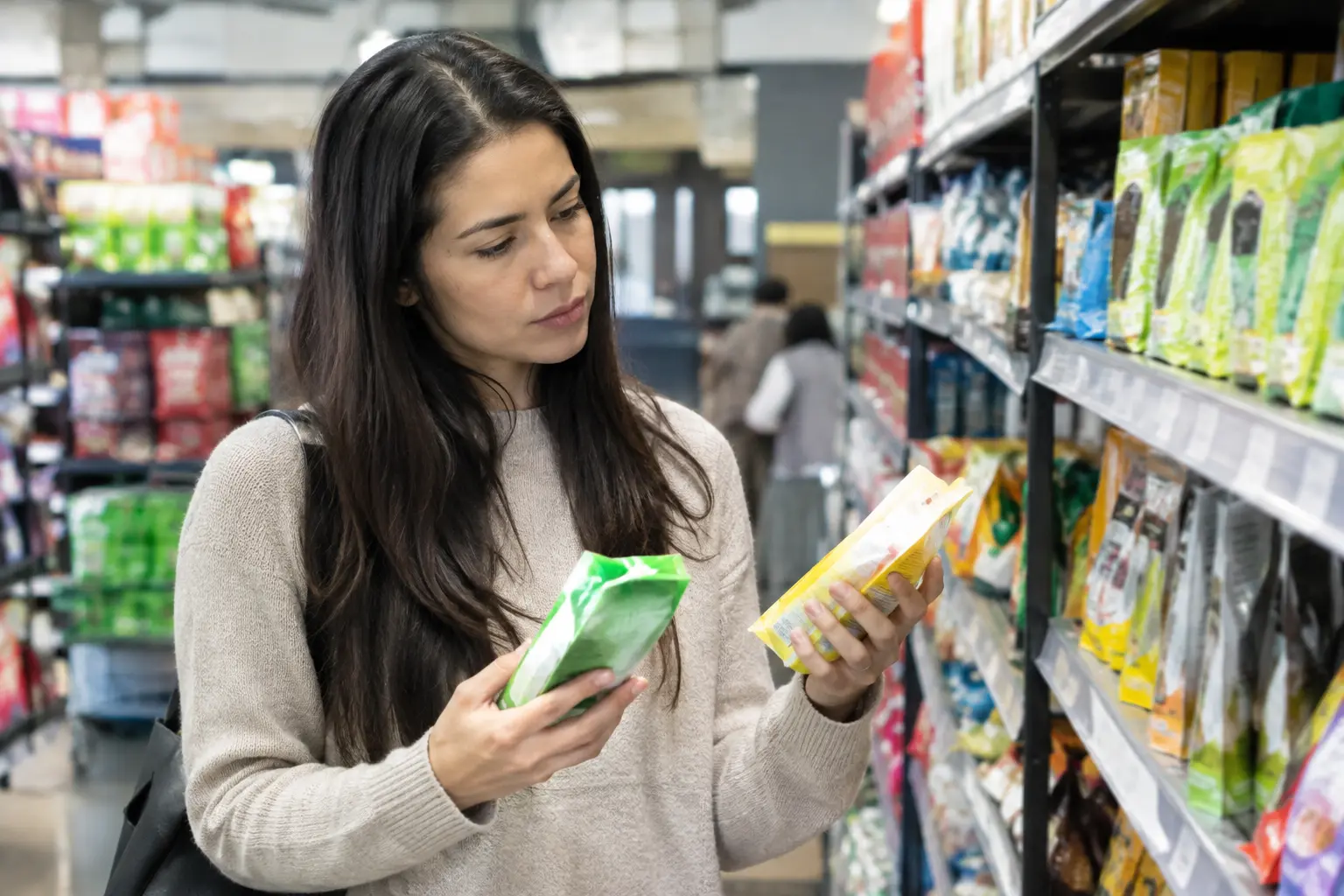 Consumidor evaluando una decisión de compra en un supermercado