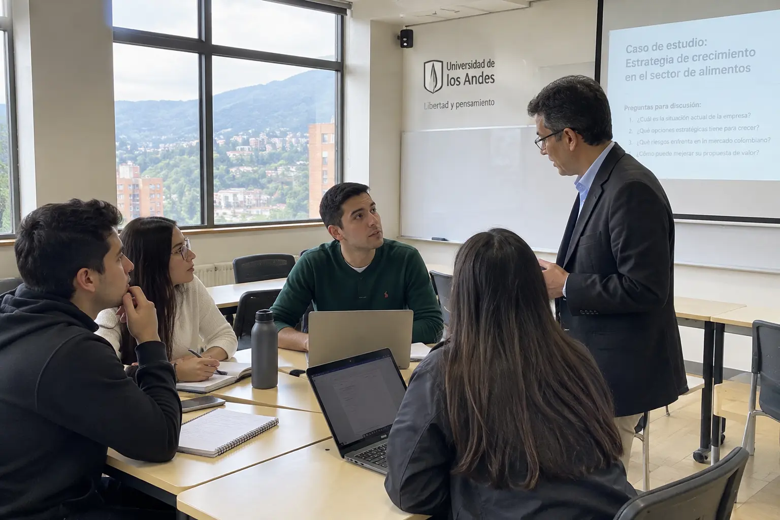 Estudiantes de administración conversando con un profesor sobre un caso empresarial