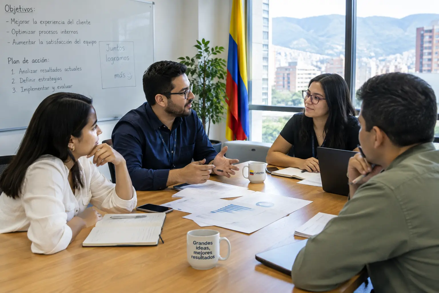 Equipo de trabajo reunido en una sala de una empresa